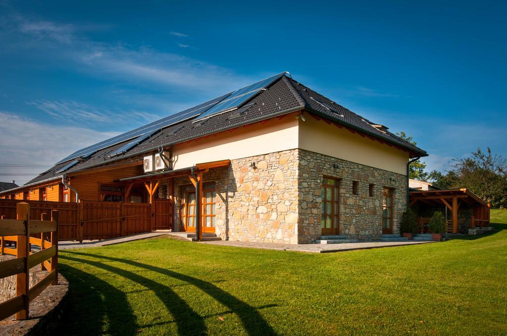 Kakukk Vendéglő Panzió Acomodação com café da manhã Bánd Exterior foto